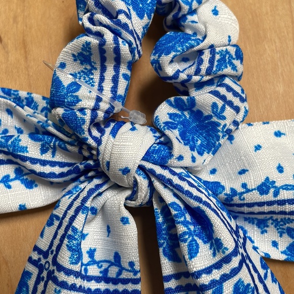 Urban Outfitters Darling Draped Bow Scrunchie Floral Blue - Picture 6 of 7